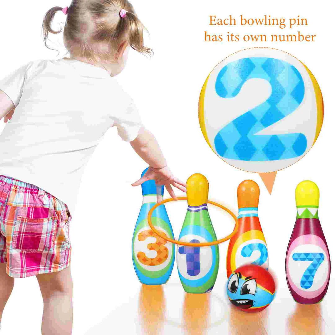 Enfants jouant joyeusement avec le set de bowling éducatif, activité ludique et sportive en famille.