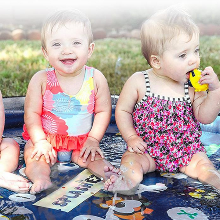 Pataugeoire géante et tapis d'eau pour enfants, offrant un rafraîchissement bienvenu lors des chaudes journées d'été.