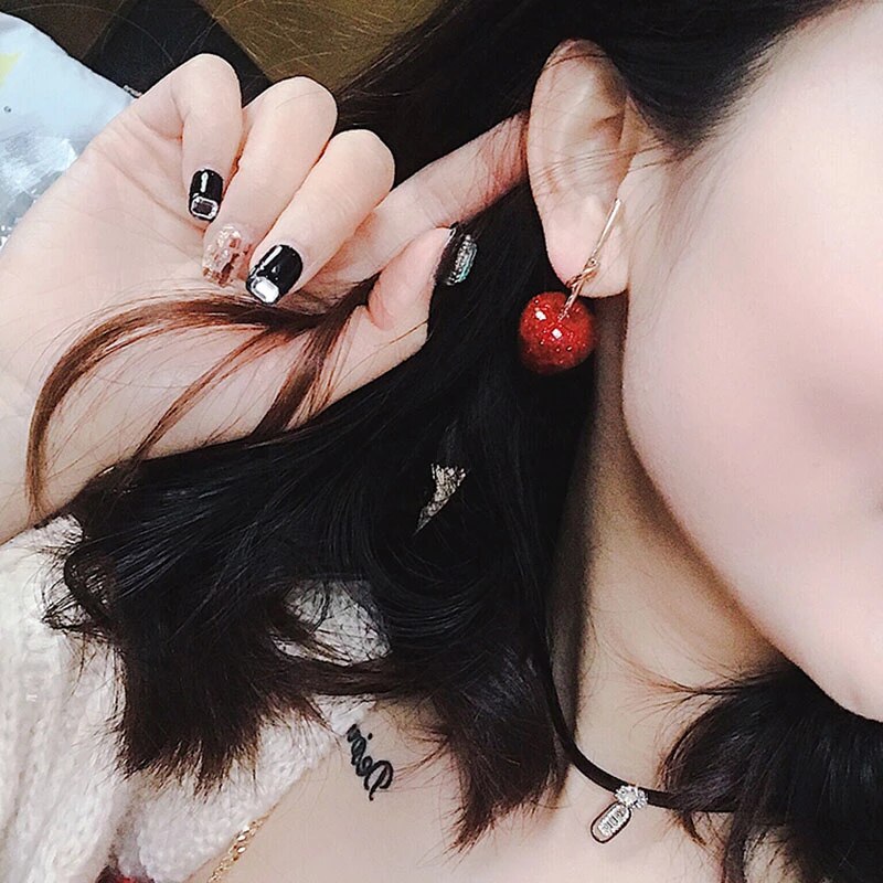 Boucles d'oreilles femme cerises rouges, un bijou fantaisie tendance et joyeux pour toutes.