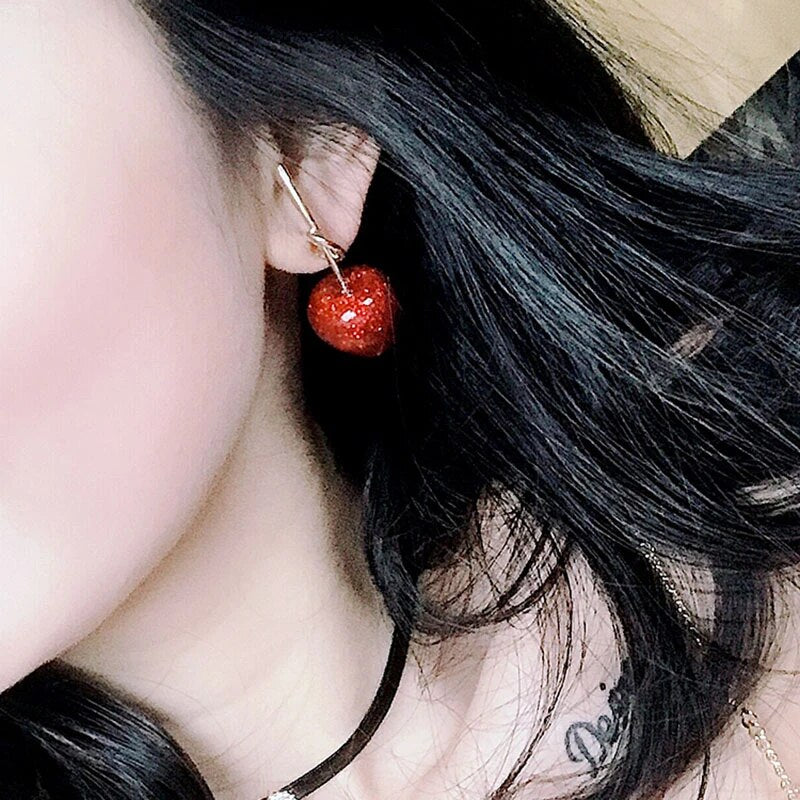 Bijoux fantaisie femme: boucles d'oreilles cerises rouges pendantes, élégantes et fruitées.