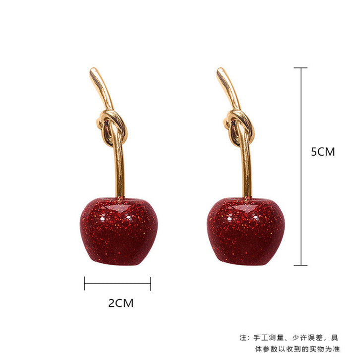 Paire de boucles d'oreilles cerises rouges intenses, accessoire mode estival et fantaisie pour femme.