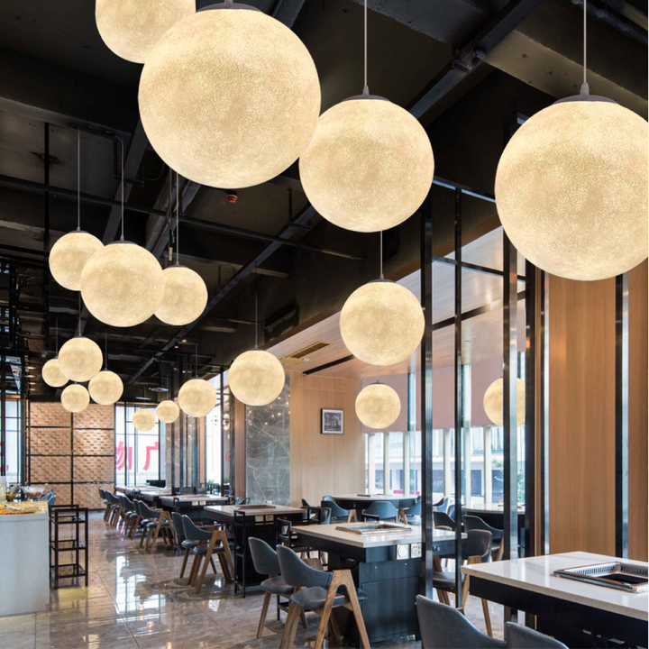 Suspension LED design lune 3D, éclairage ambiant moderne pour salon et salle à manger.