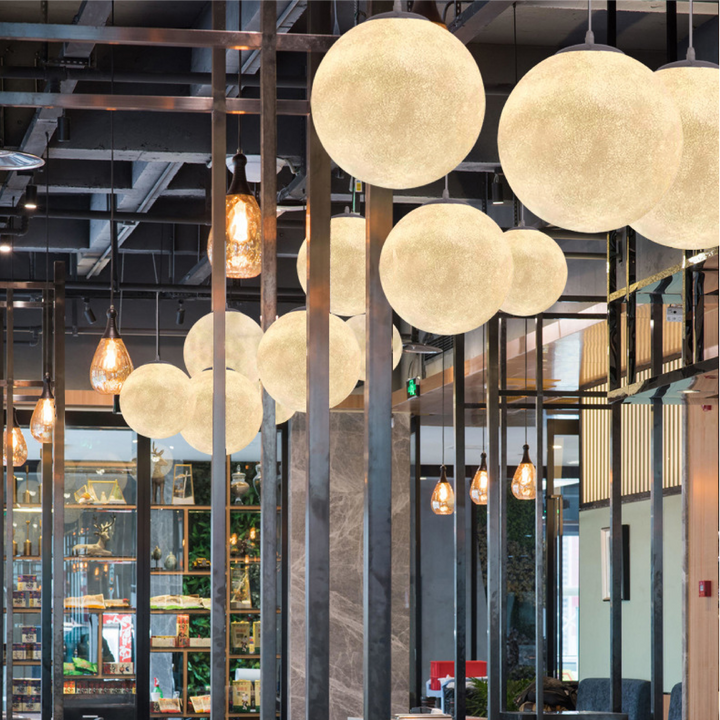 Globe lumineux LED suspendu, design lunaire moderne pour un éclairage d'ambiance raffiné.