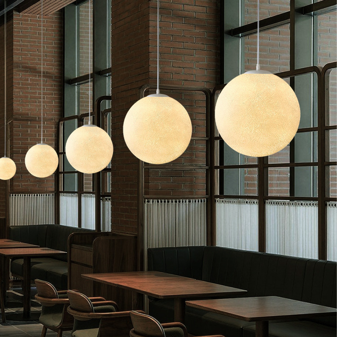 Lampe suspension LED moderne avec globe lunaire 3D, parfait pour un intérieur design et lumineux.