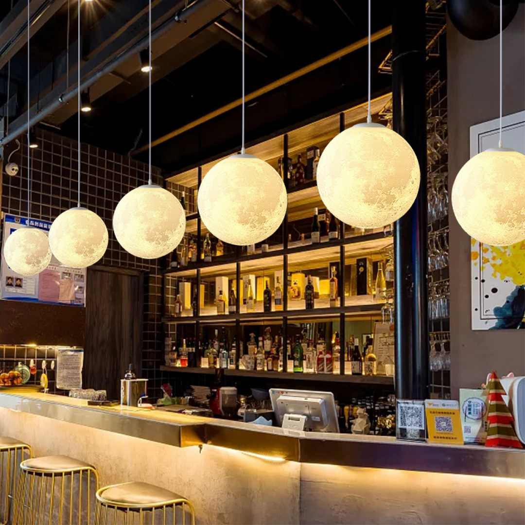Suspension design moderne avec globe lunaire LED, luminaire chic pour salon ou restaurant.