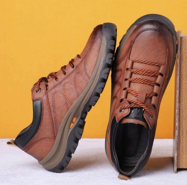 Paire de chaussures orthopédiques pour hommes, offrant soutien et confort durable.