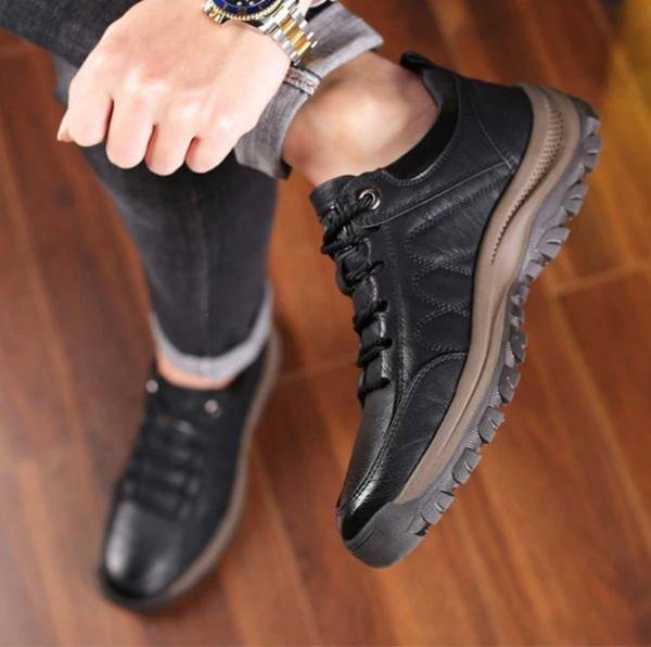 Détail du matériau résistant et imperméable des chaussures hommes, pour usage quotidien.