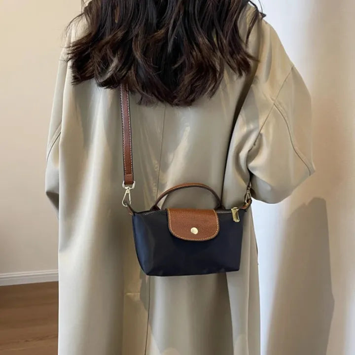 Sac bandoulière femme compact disponible en plusieurs couleurs, accessoire mode moderne et versatile.