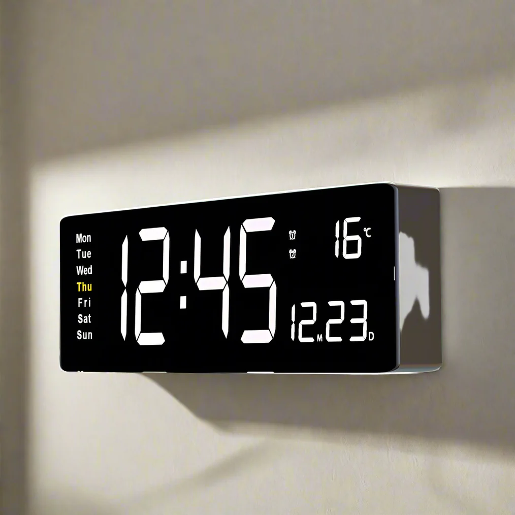Horloge LED murale à affichage numérique vibrant, alimentée par USB, apporte modernité à votre espace.