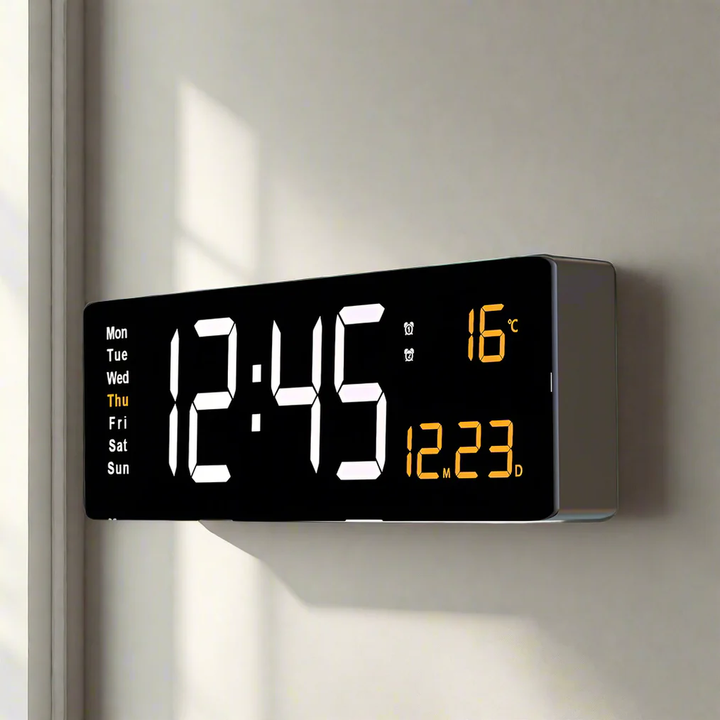 Décoration murale moderne: horloge numérique LED grand format, design épuré pour intérieur contemporain.