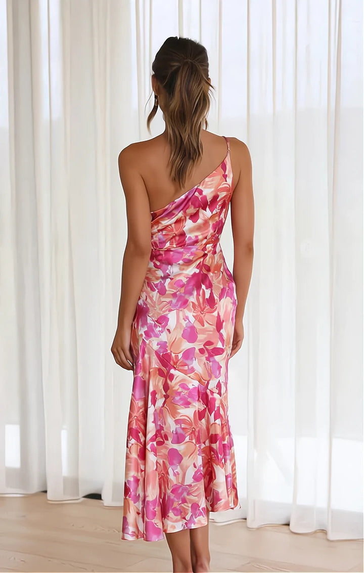 Robe femme longue fleurie, idéale pour l'été. Tissu fluide, style chic et décontracté pour toutes occasions.