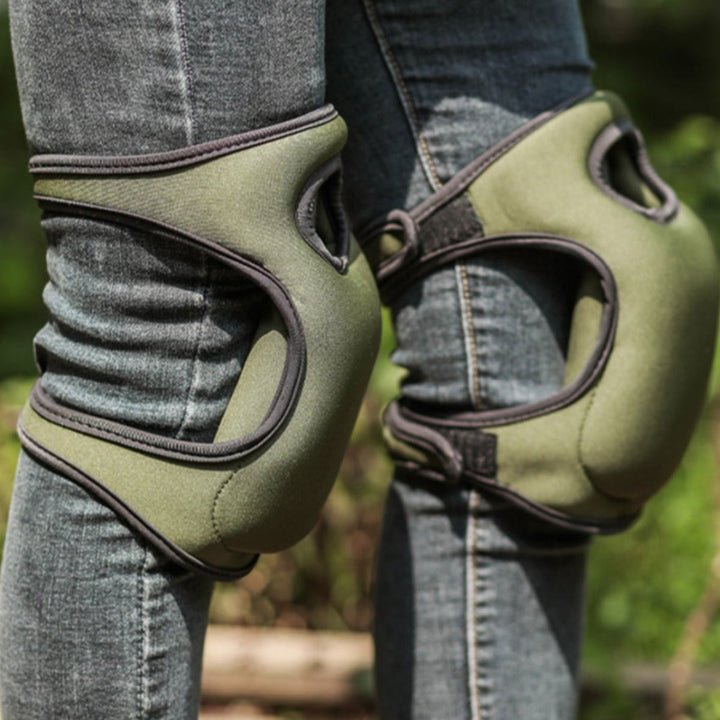 Genouillères de jardinage rembourrées noires, conçues pour un confort et une protection maximale lors du bricolage.