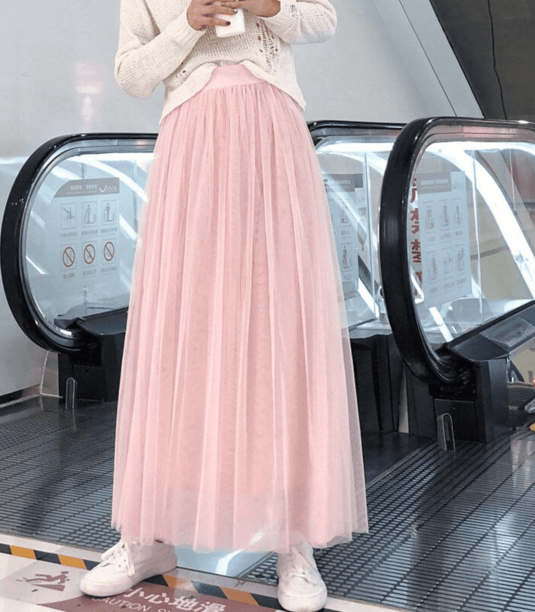 Jupe fluide midi femme grise, au style aérien, parfaite pour la mode printemps-été. Vêtement élégant.