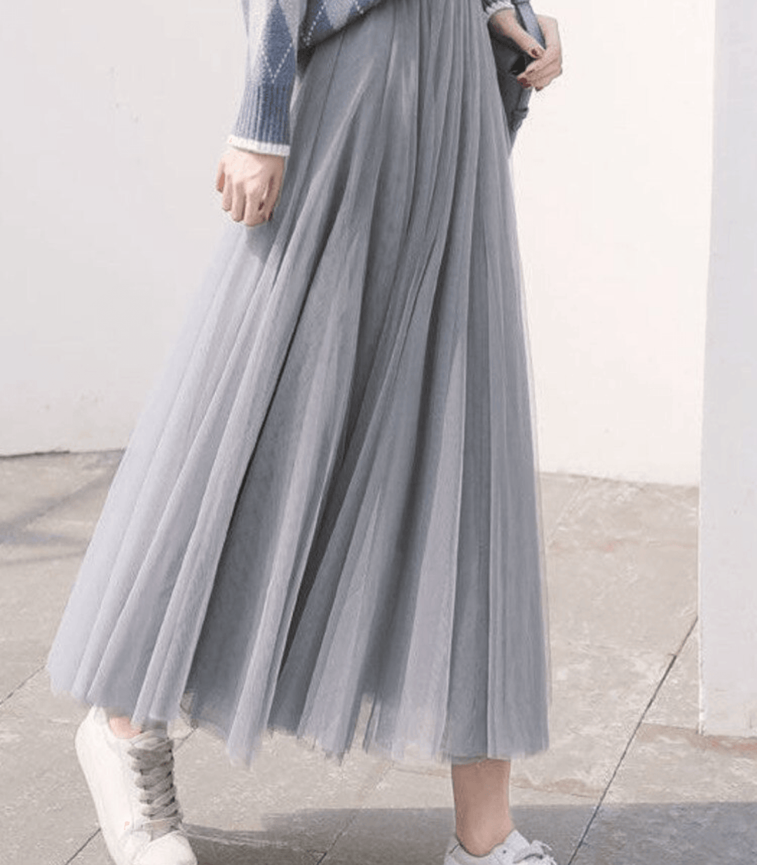 Jupe midi fluide beige femme avec taille élastique, offrant confort au quotidien et style raffiné.