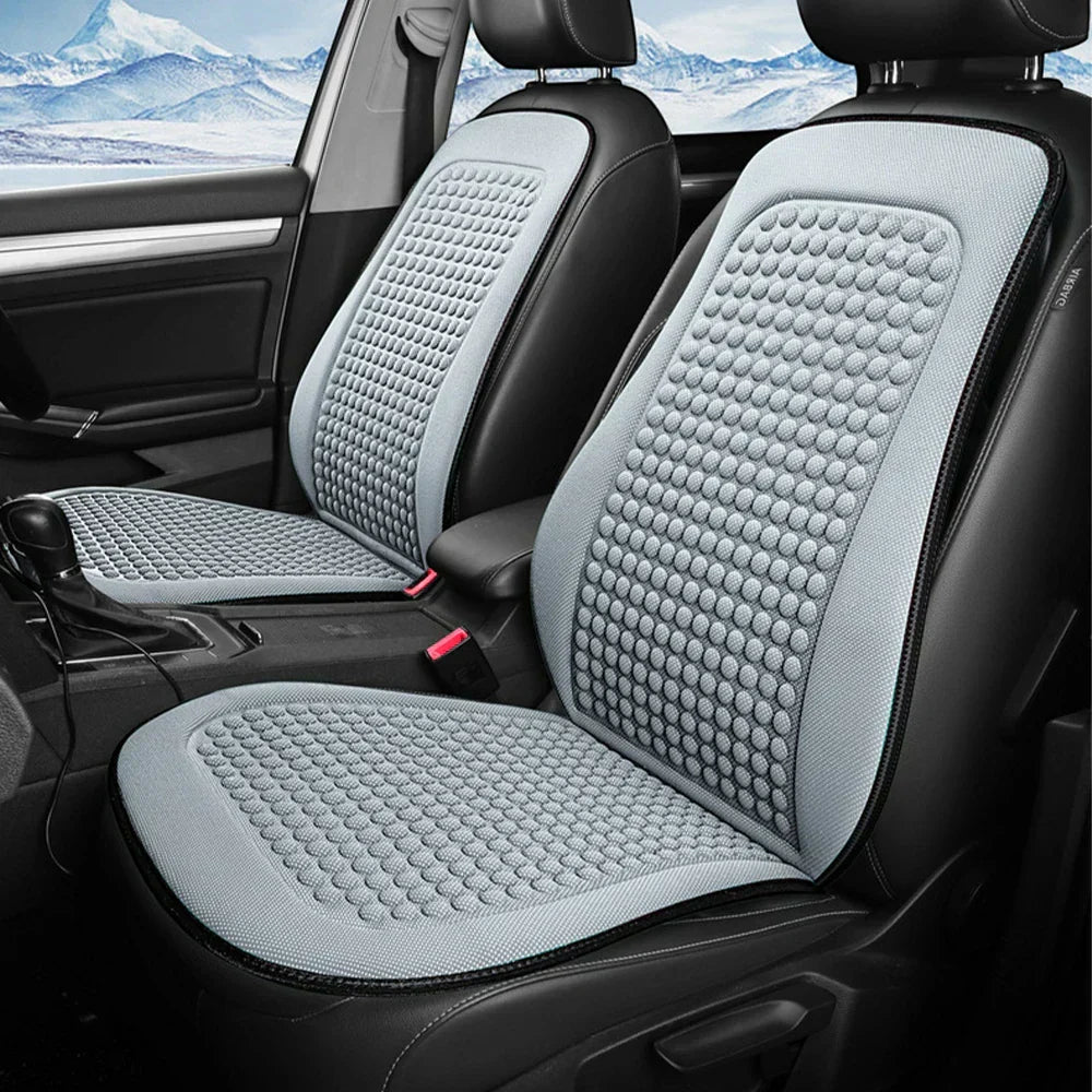 Vue latérale du coussin rafraîchissant pour siège auto, design ergonomique et maille respirante.