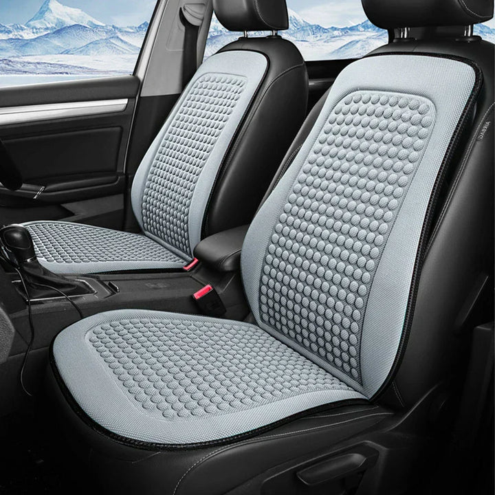 Vue latérale du coussin rafraîchissant pour siège auto, design ergonomique et maille respirante.
