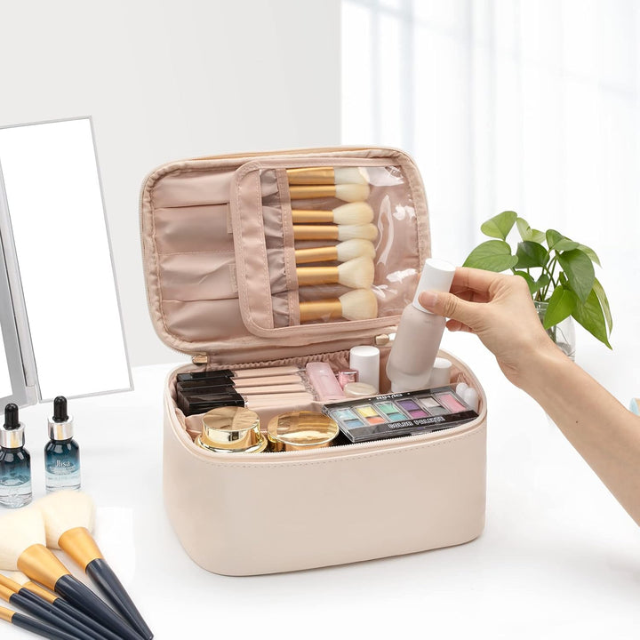 Trousse de maquillage voyage bleue, compacte, avec des séparateurs pour accessoires beauté.