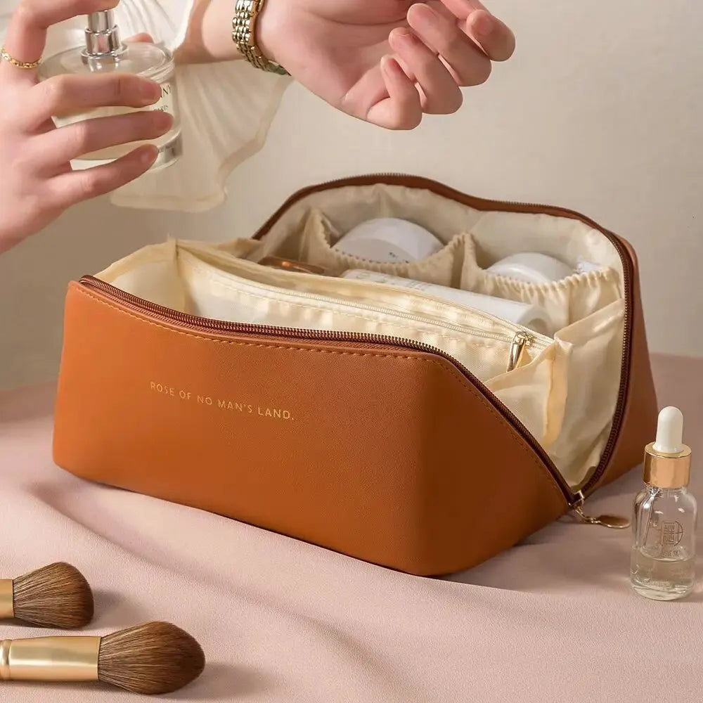Organisateur de maquillage portable rose, accessoire cosmétique pour femmes, idéal pour tous les voyages.