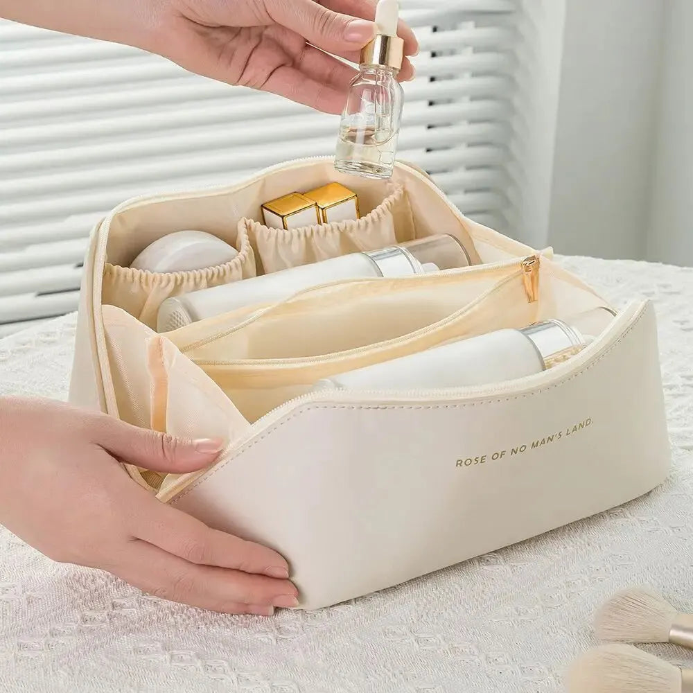 Organisateur de maquillage de voyage noir, compact, portable et chic pour produits cosmétiques femmes.