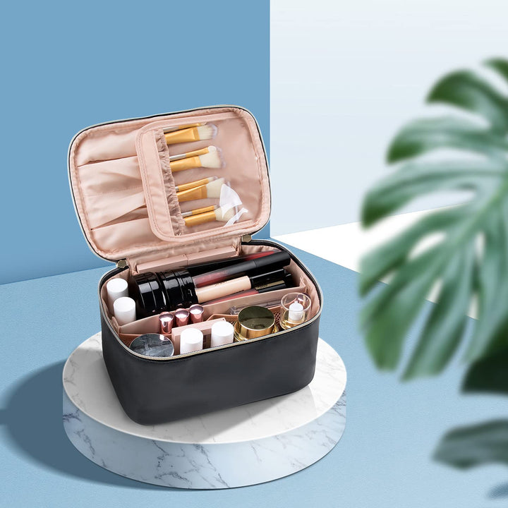 Organisateur portable bleu pour femmes, gardant les cosmétiques bien rangés en déplacement.