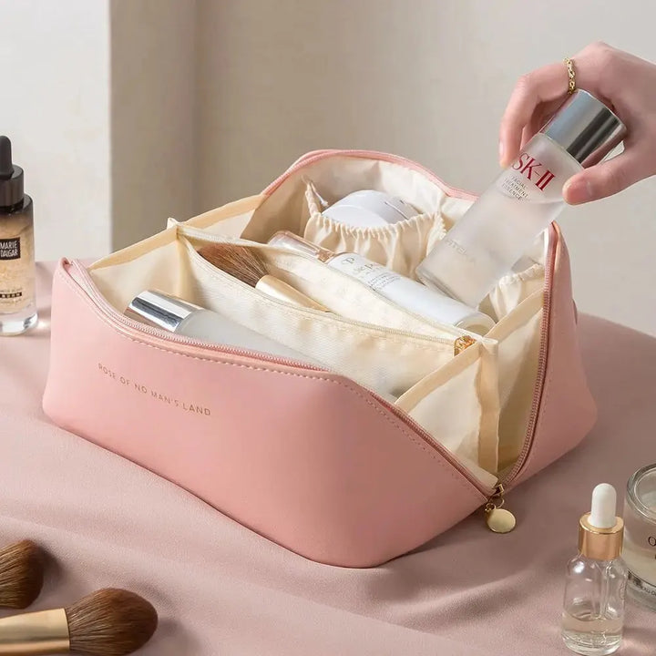 Trousse de beauté marron, organisateur maquillage élégant et fonctionnel pour voyages et femmes.