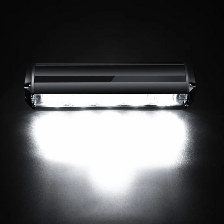 Sécurité cycliste renforcée avec cette lampe avant rechargeable USB, 1400 lumens de puissance.