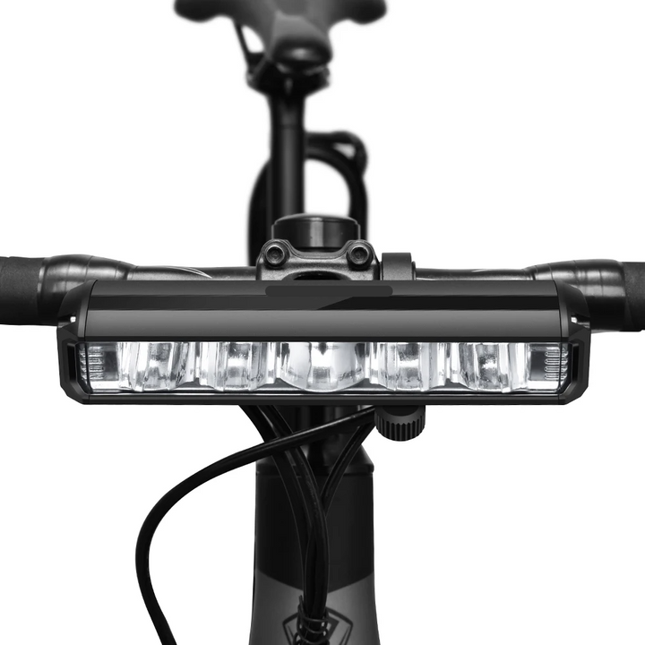 Accessoire vélo indispensable: lampe avant rechargeable USB, 1400 lumens pour sécurité optimale.