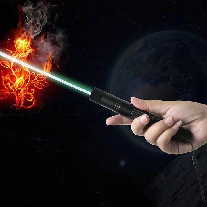 Pointeur laser puissant et étanche, un équipement fiable pour la randonnée, le camping et l'urgence.