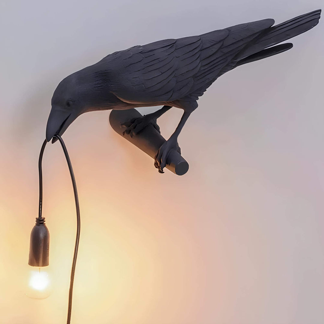 Applique murale LED design corbeau noir, art décoratif. Lumière intérieure moderne, lampe originale pour une ambiance chaleureuse.