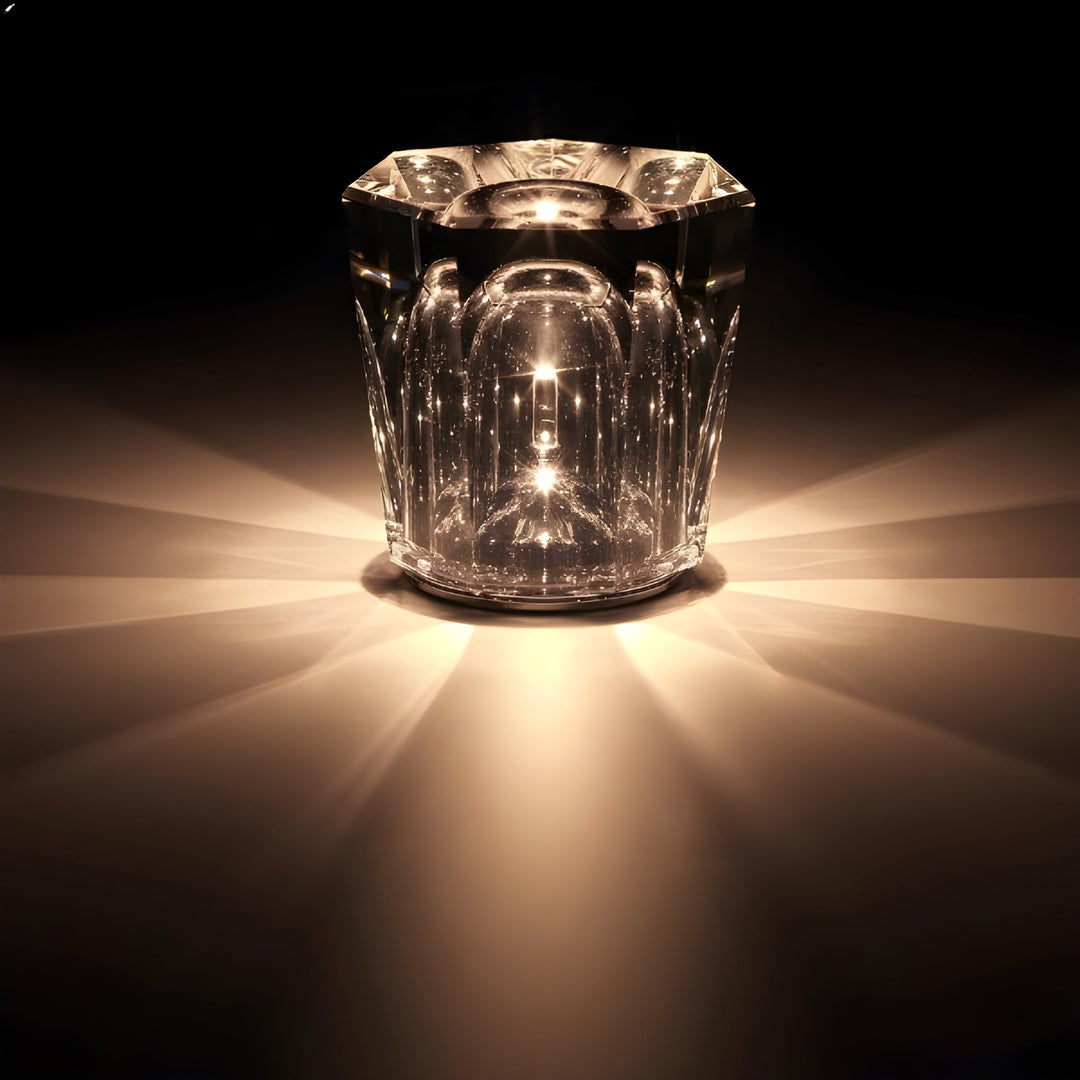 Lampe LED sans fil effet cristal, rechargeable, design moderne pour créer une lumière d'ambiance unique.