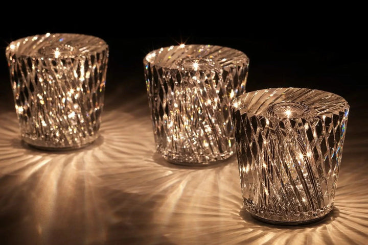 Lampe de table moderne, LED rechargeable, effet cristal pour une décoration intérieure élégante et sans fil.