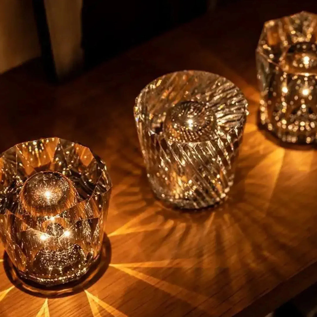 Lampe de table LED rechargeable effet cristal, design moderne pour salon ou chambre, lumière d'ambiance.