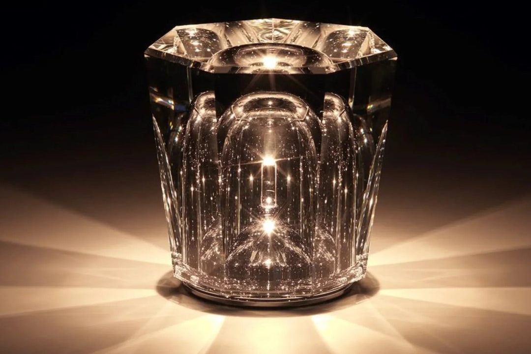 Lampe de salon LED rechargeable, effet cristal, offre une lumière douce et une décoration luxe moderne.