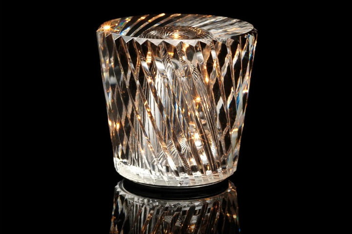 Lampe de table LED rechargeable, effet cristal de luxe, pour une ambiance lumineuse et moderne dans votre intérieur.