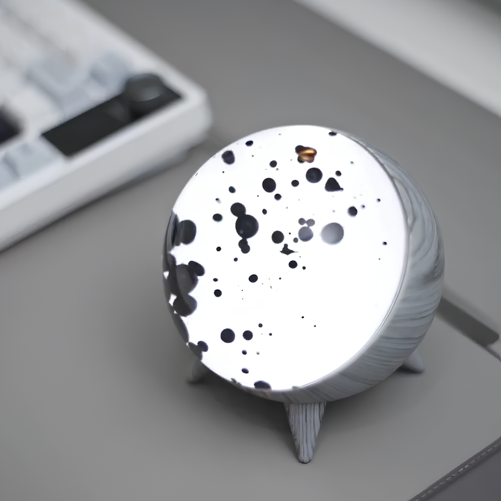 Créez une ambiance immersive avec cette lampe ferrofluide musicale, luminaire décoratif interactif pour maison moderne.