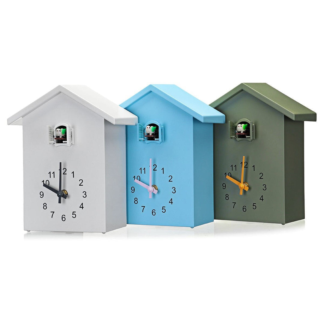 Horloge murale coucou classique pour décoration intérieure. Design élégant pour salon.