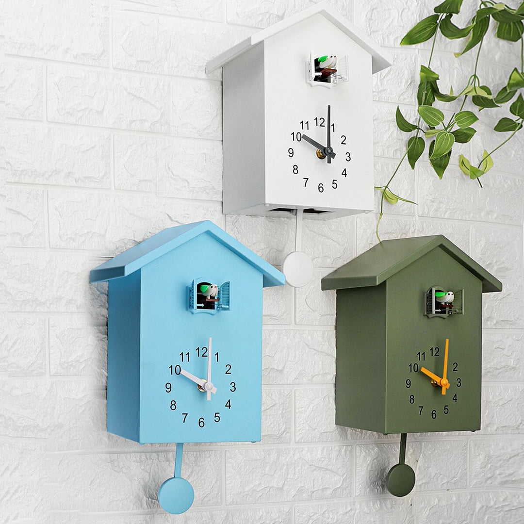Horloge coucou murale décorative, avec détails finement sculptés, pour une touche d'élégance vintage.