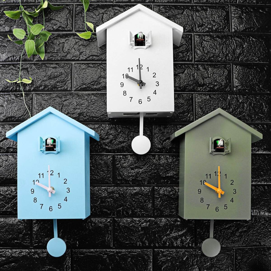 Horloge murale à coucou traditionnelle, parfaite pour une ambiance classique dans votre intérieur.