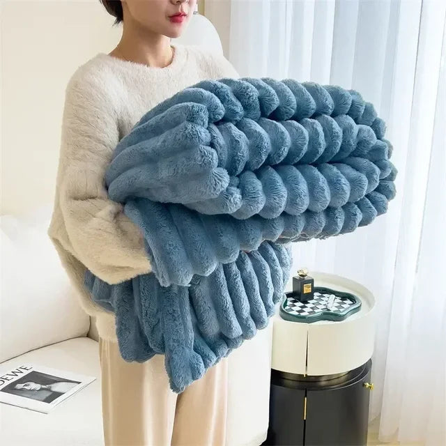 Grande couverture polaire confortable et moelleuse pour des soirées au coin du feu.