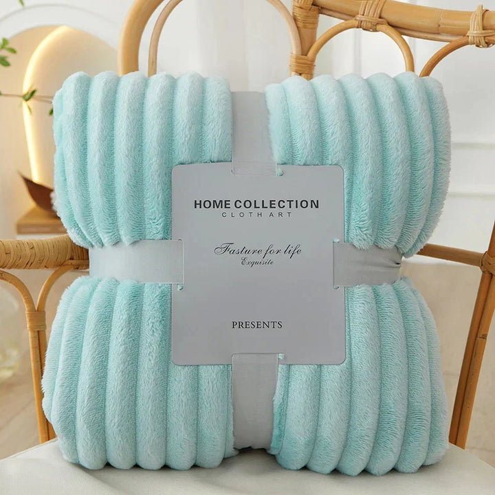 Couverture polaire rayée, très douce et chaude, pour un confort supérieur dans votre chambre ou salon.
