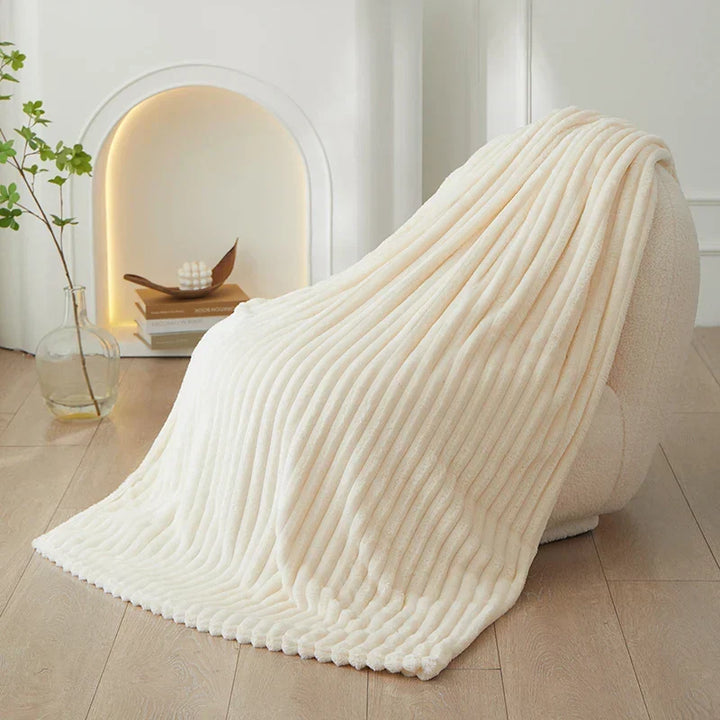 Appréciez la douceur inégalée de cette couverture polaire rayée, parfaite pour vos moments de détente.