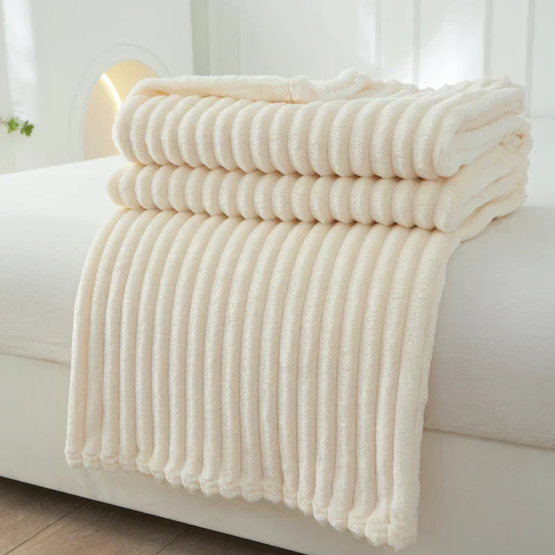 Couverture polaire rayée douce et chaude pour un confort optimal, idéale pour la maison.
