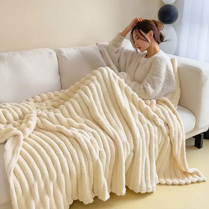 Couverture polaire ultra douce beige pour canapé, confort moelleux optimal et chaleur cosy.