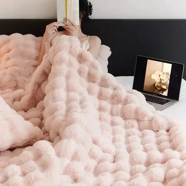 Couverture décorative en fausse fourrure blanche, douce au toucher, parfaite pour rehausser votre intérieur.