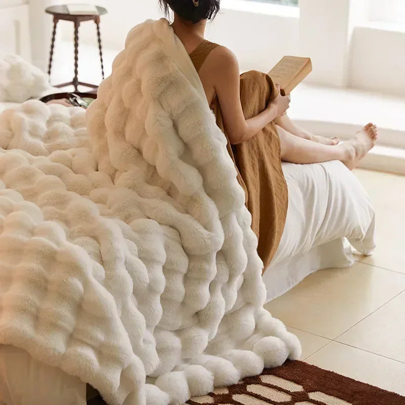 Plaid beige en fausse fourrure, doux et chaud, parfait pour le salon et la chambre. Luxe et confort assuré.