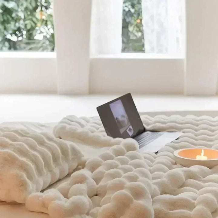 Couverture polyvalente en fausse fourrure, blanche, chaude et moelleuse. Pour salon, chambre ou voyage.