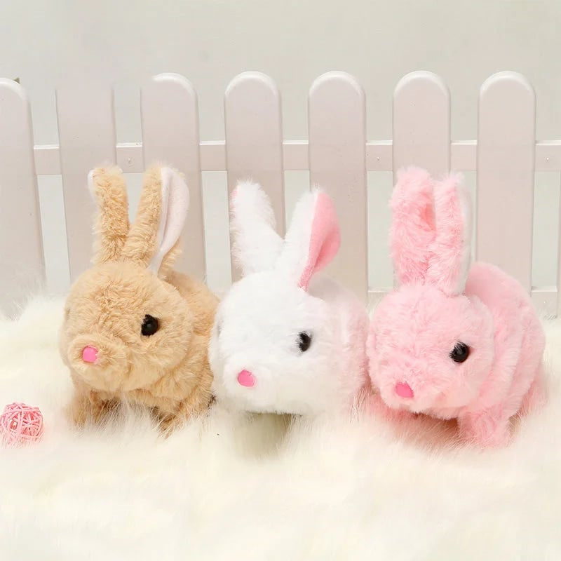 Un enfant étreignant un lapin interactif doux, un jouet câlin qui offre confort et amusement.