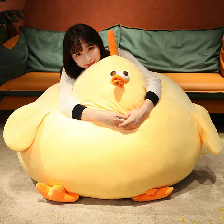 Adoptez cette peluche poule géante et ultra douce, idéale pour la décoration de chambre d'enfant et les câlins réconfortants.