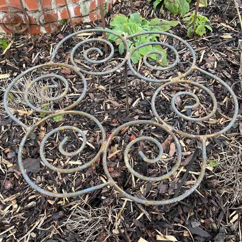Accessoire jardinage: support de plantes discret idéal pour potager et fleurs extérieures.