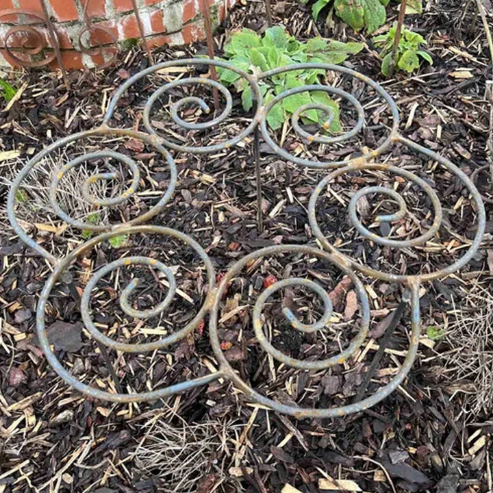 Accessoire jardinage: support de plantes discret idéal pour potager et fleurs extérieures.